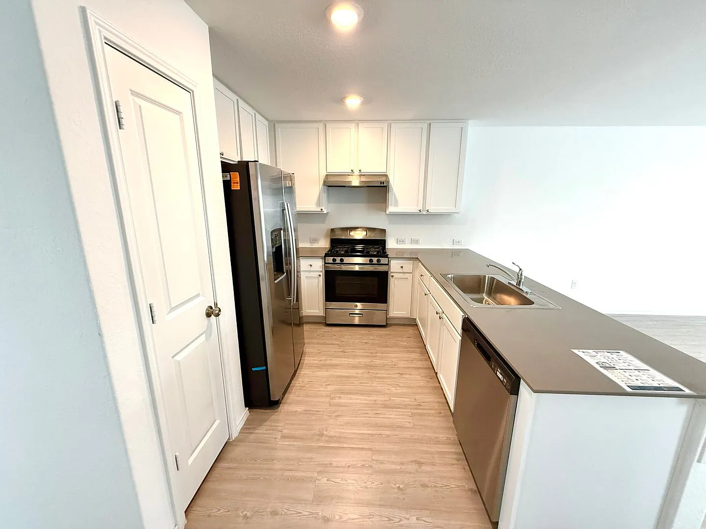 Spacious 4-Bedroom Home with Stainless Steel Appliances & Modern Comforts! — Photo 4