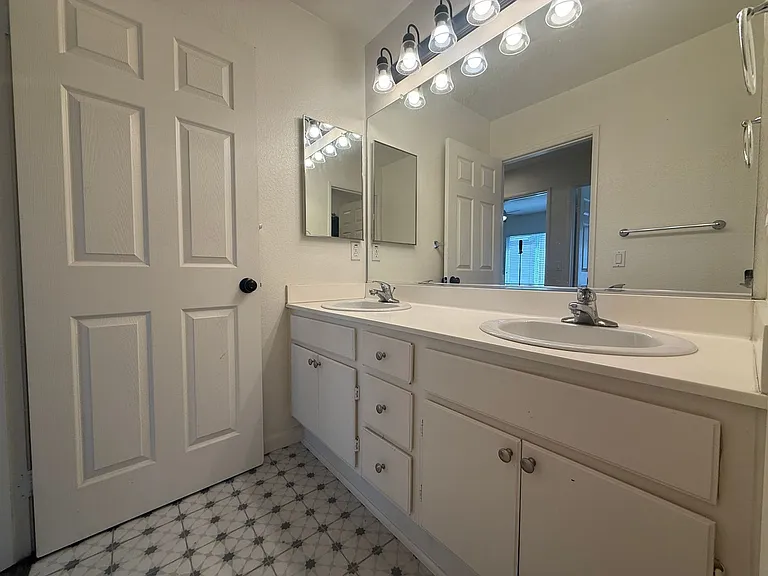 1357 Burgundy Dr — Photo 24