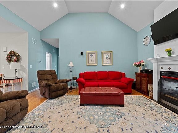 5th image of 146 W Acorn Hill Dr