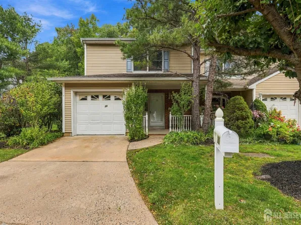 20 Parkside Dr, Spotswood, NJ 08884