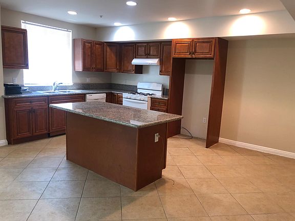 5th image of 16429 Victory Blvd #5