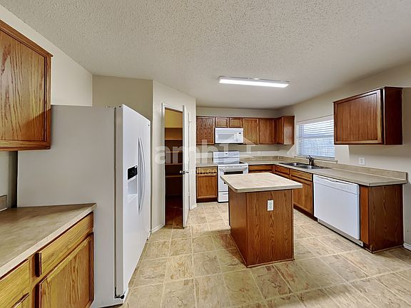 3rd image of 1511 Lakeside Dr