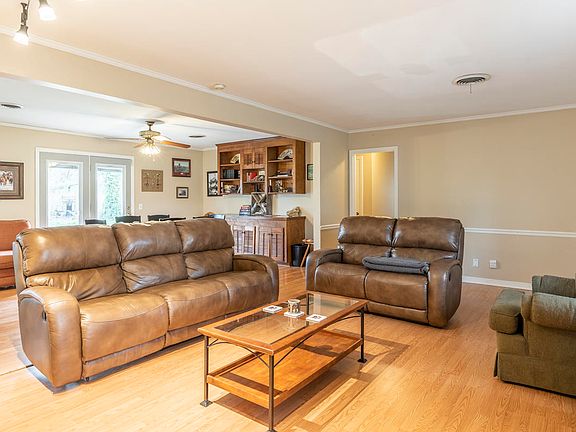 5th image of 2201 McArthur Dr