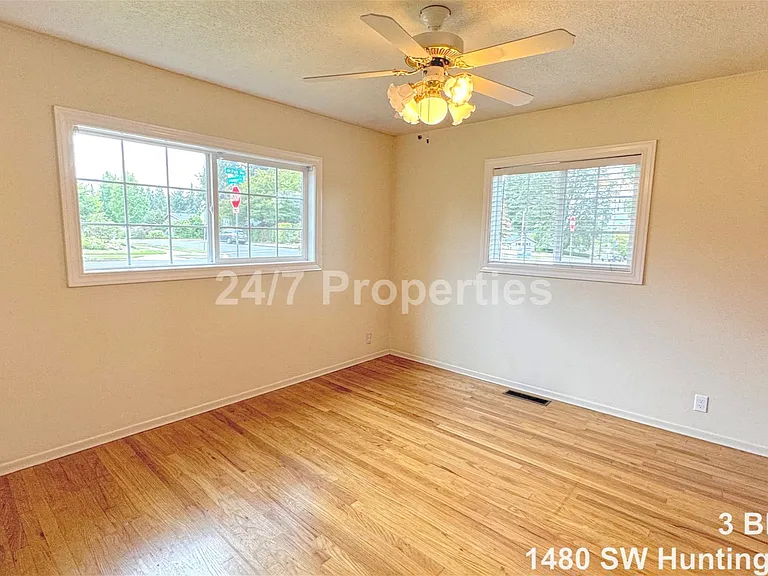 1480 SW Huntington Ave — Photo 10