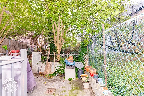 Rented by MySpaceNYC | media 24