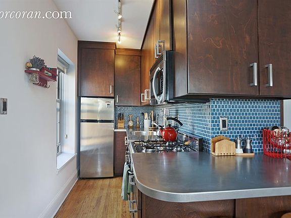 2nd image of 256 Bergen St APT 4R