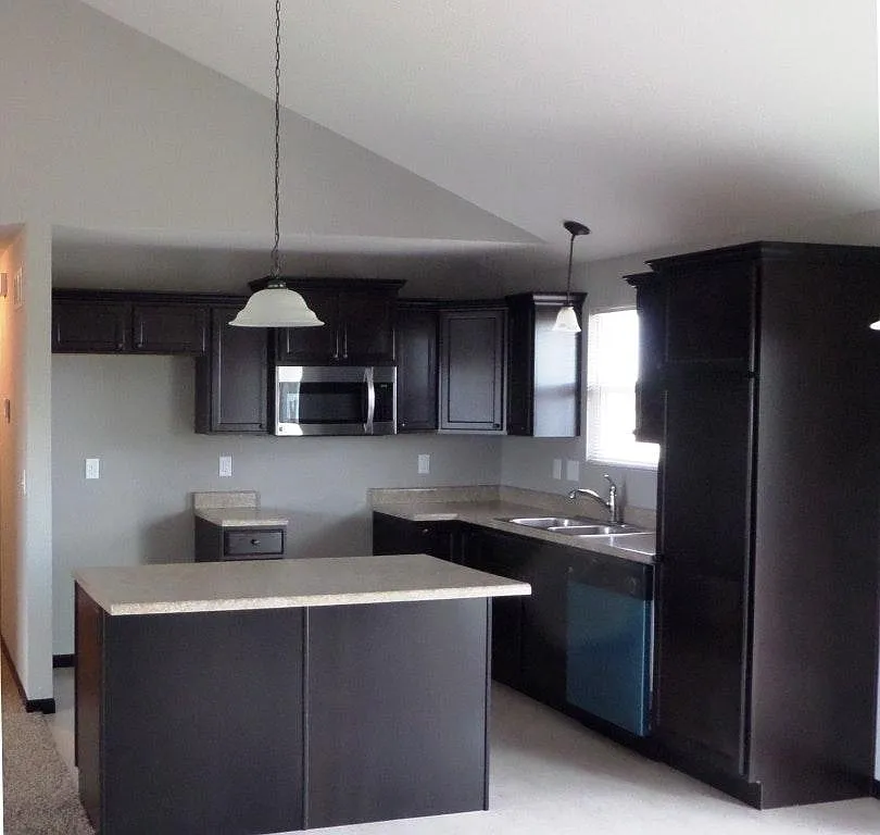 4 bed, 2200 sqft, $2,350 — Photo 3
