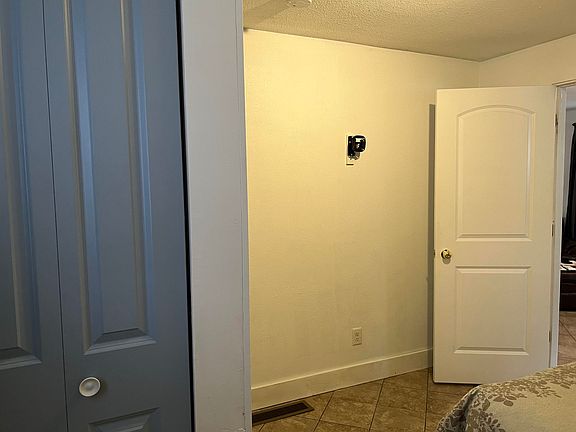 5th image of 405 S Poplar St