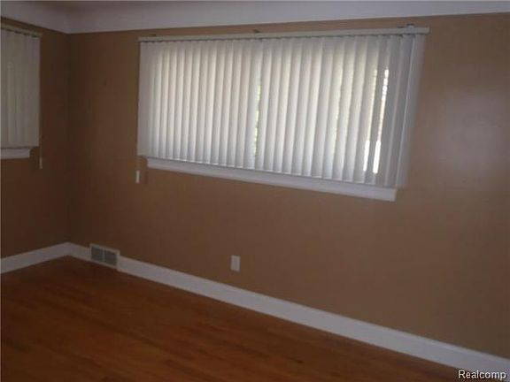 5th image of 15738 Crescent Ave