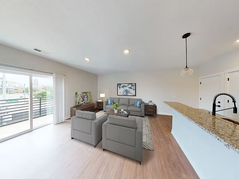 REO Gateway Apartments — Photo 22