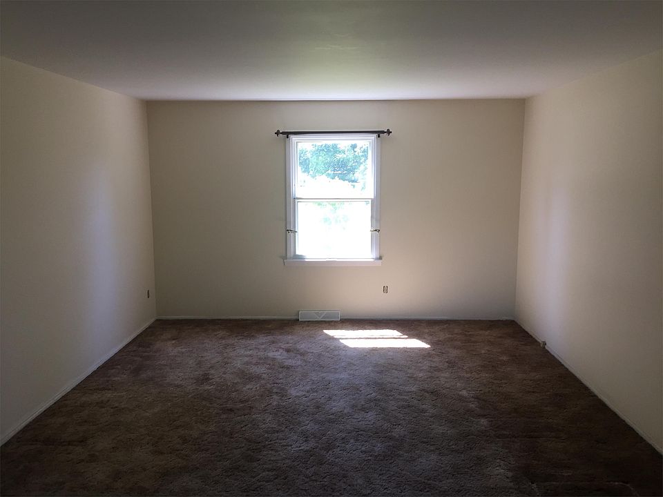 1st image of 21 Green Clover Dr