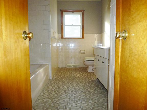 5th image of 620 Becker Dr