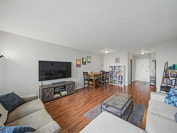 3rd image of 2000 Linwood Ave #12N