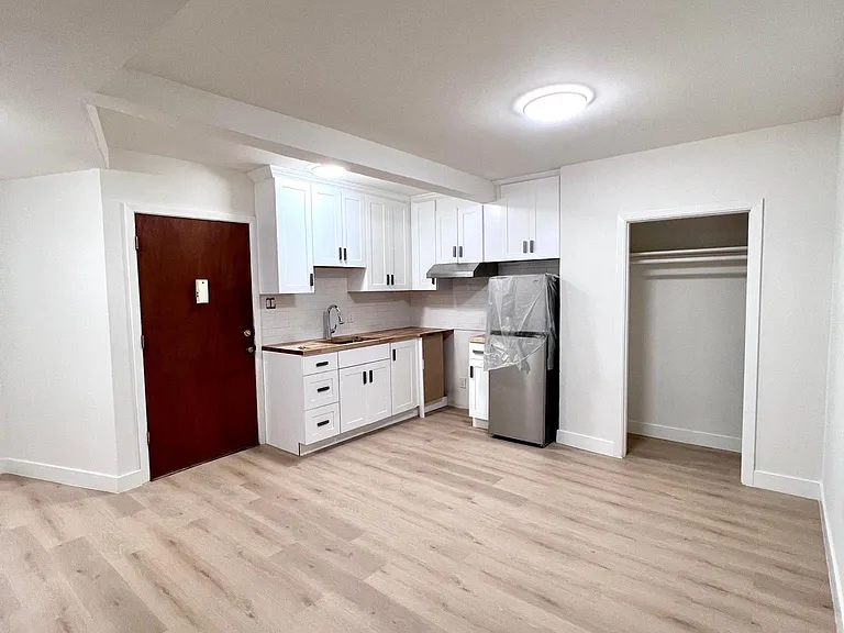 146 Gardiner Ave #4 — Photo 1