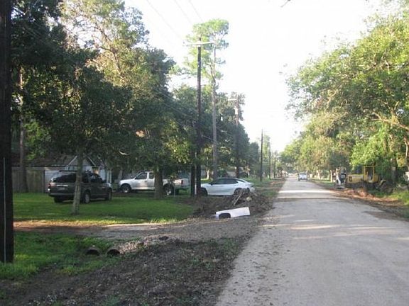 Exterior Neighborhood (street photo)