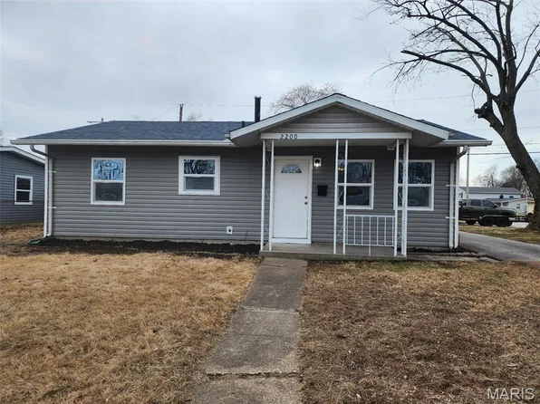 2200 Glen Dr, Granite City, IL 62040
