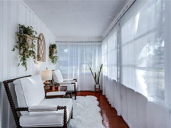 2nd image of 1019 S Laurel Ave
