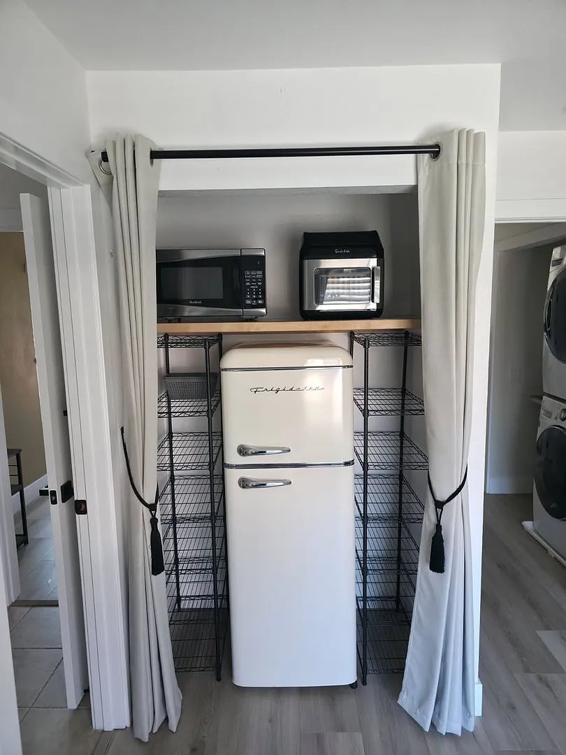 Furnished Bedroom rental with Bonus Kitchenette and office room — Photo 2