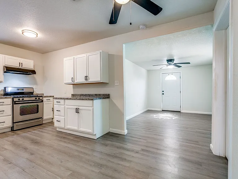 Elmwood Triplex — Photo 9