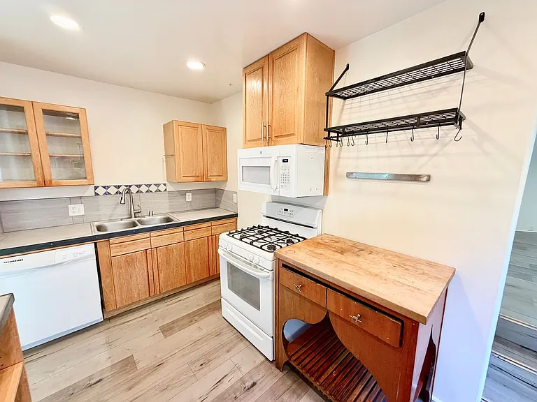 345 Crane Blvd — Photo 20