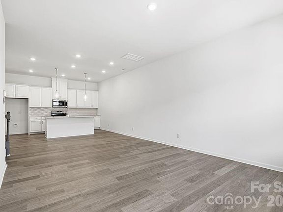 4th image of 3159 Beacon Heights Rd