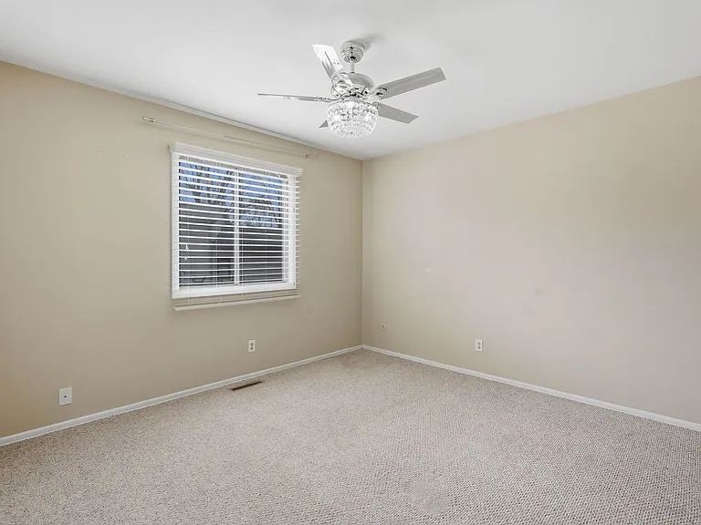409 Kensington Dr — Photo 15