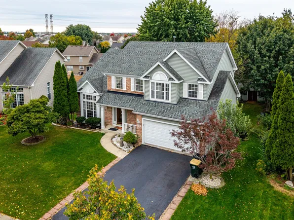 74 White Oak Dr, North Aurora, IL 60542