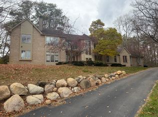 1449 Ridge Ct, Rochester, MI 48306