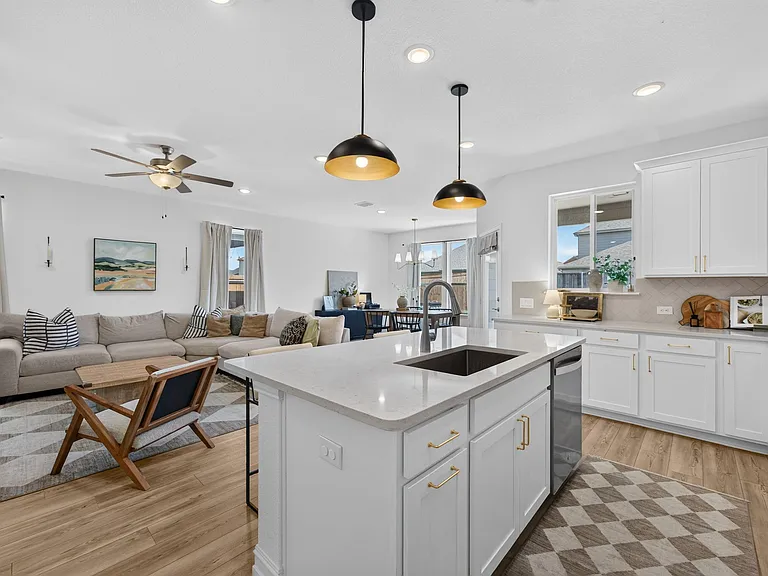1109 Nathan Ln — Photo 2