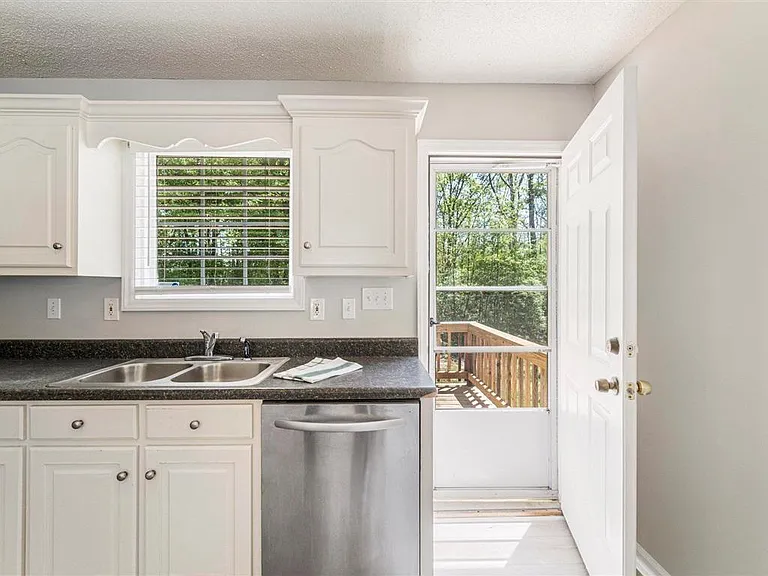 108 Lakeview Dr — Photo 14
