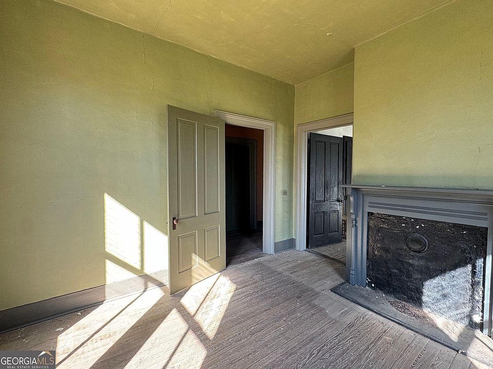 22nd image of 9822 Jones St