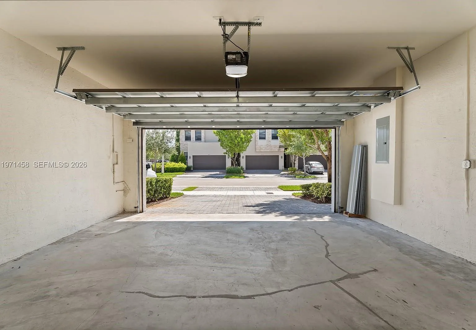 4 bed, 3.5 bath, 2020 sqft, $4,500 — Photo 2