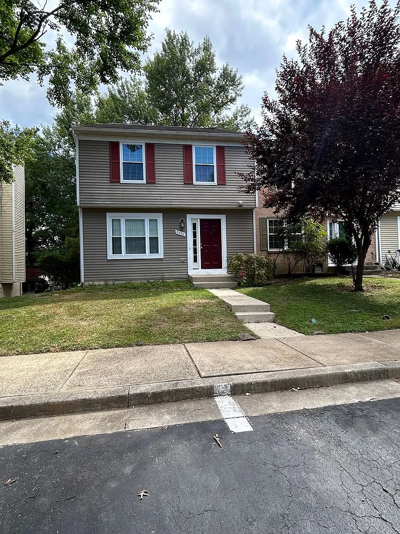 3 bed, 3 bath end uint townhouse, 3 levels — Photo 1