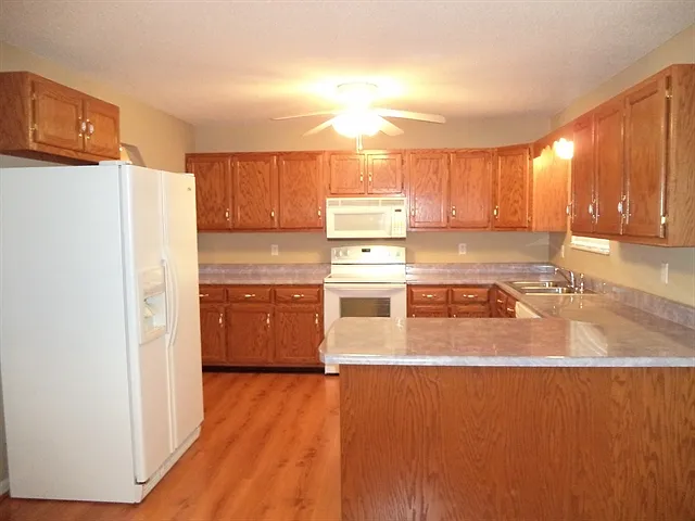 3 bed, 2.0 bath, 1760 sqft, $2,205 — Photo 2