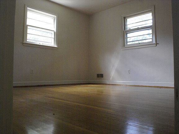 4th image of 512 Wentworth Ave NE