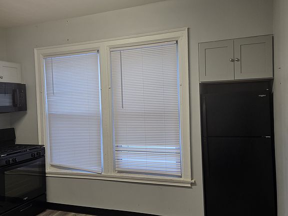 3rd image of 576 Potomac Ave APT 1