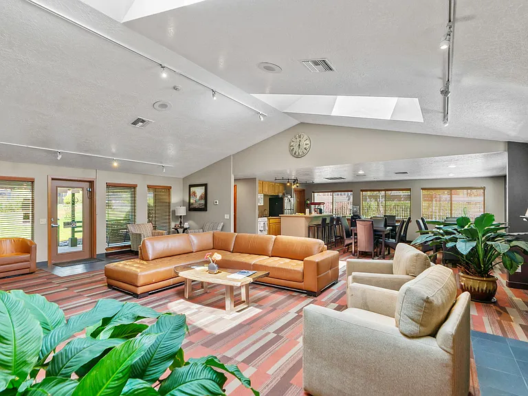 Creekside Apartments — Photo 6