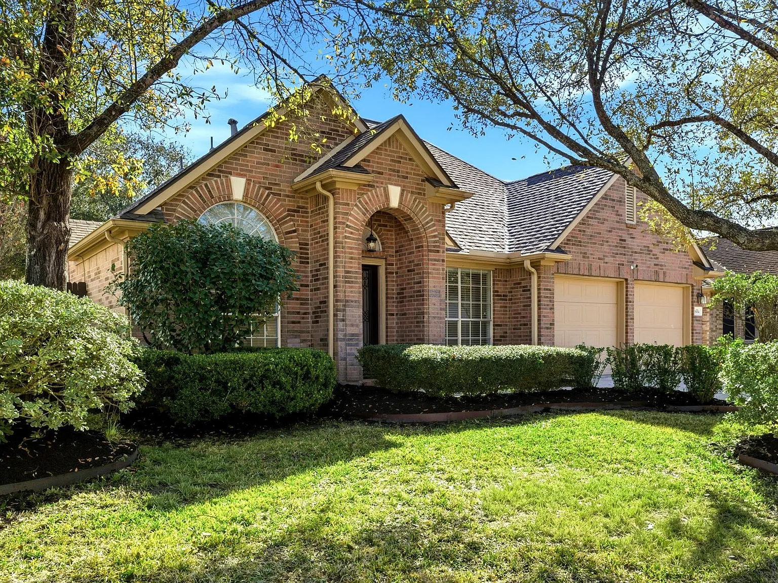 3 bed, 2.0 bath, 1845 sqft, $2,100 — Photo 2