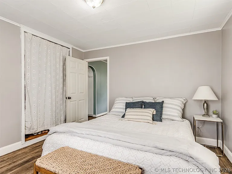 233 NE Queenstown Ave — Photo 16