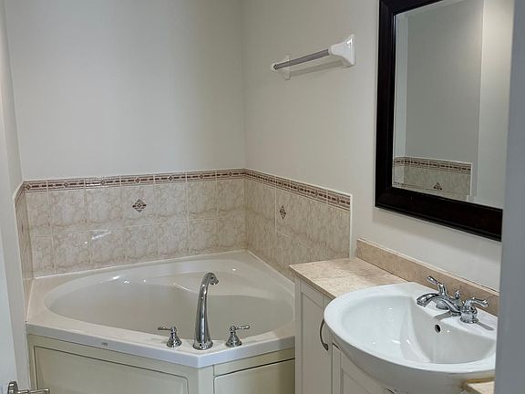 4th image of 426 Kenneth Ave #3
