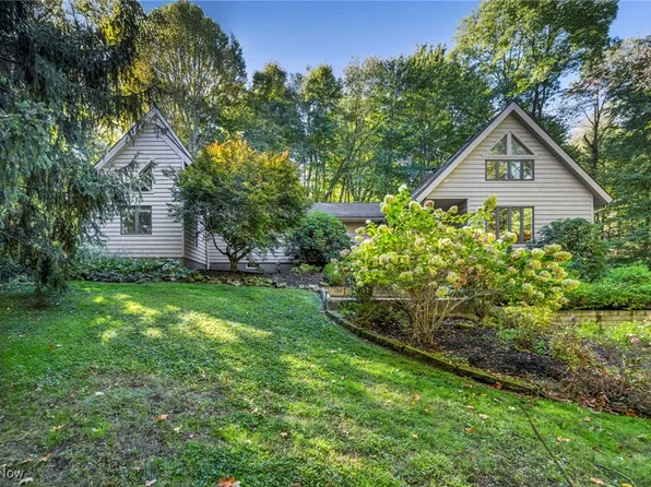 8405 Lucerne Dr, Chagrin Falls, OH 44023