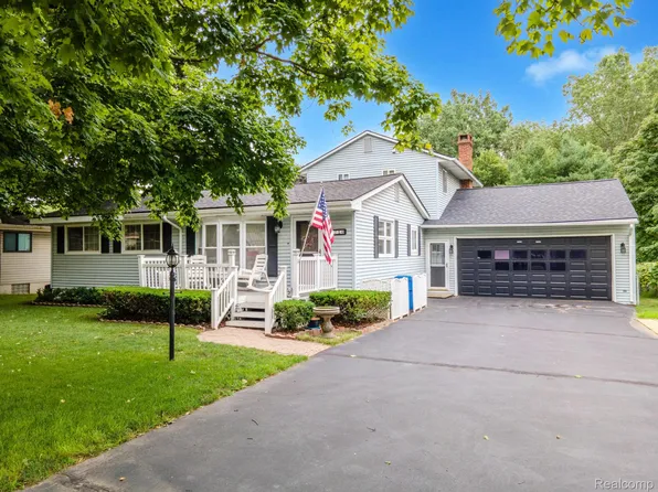 2710 Frembes Rd, Waterford, MI 48329