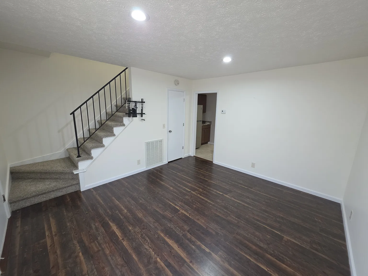3 bed, 1.5 bath, 1039 sqft, $1,900 — Photo 3