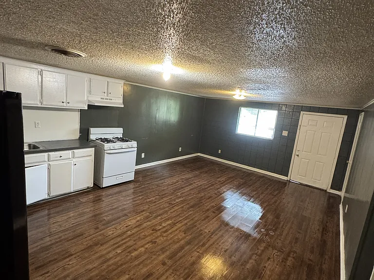 6204 W Knight Ave #A — Photo 2