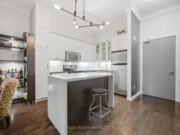 8 Fieldway Rd #104, Toronto, ON M8Z 0C3