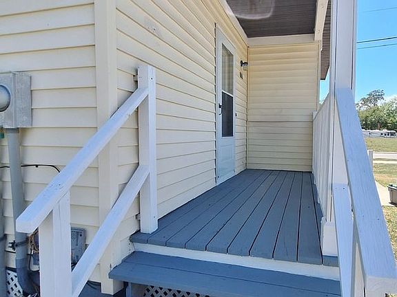 3rd image of 1703 Palmetto Ct