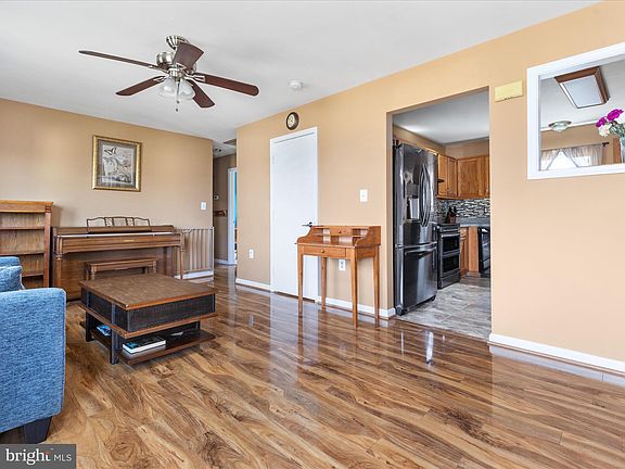 3rd image of 490 Jocelyne Ct