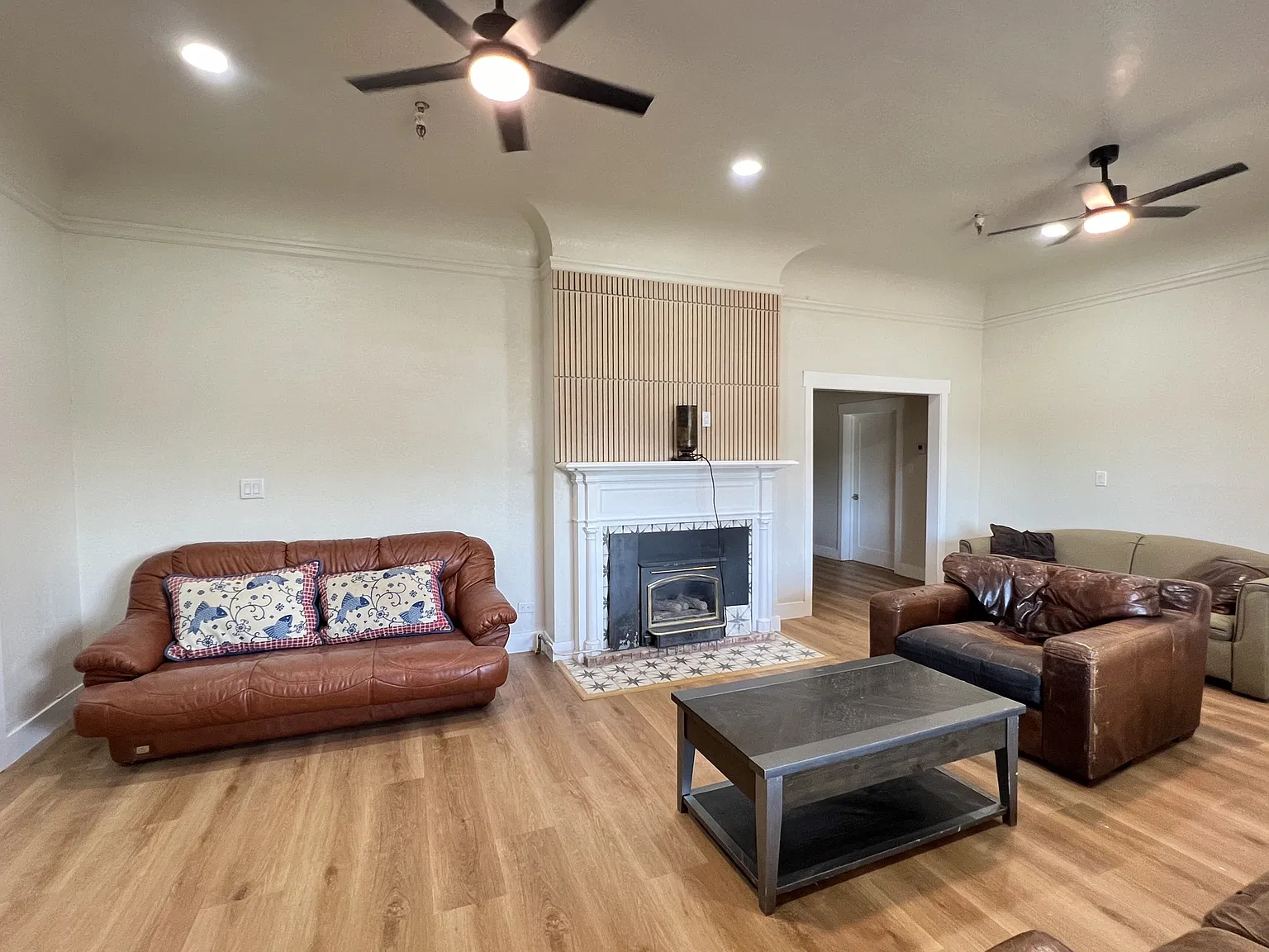 11 bed, 4681 sqft, $7,450 — Photo 4