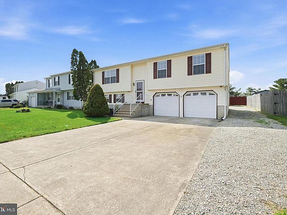 3rd image of 24 Country Ln W