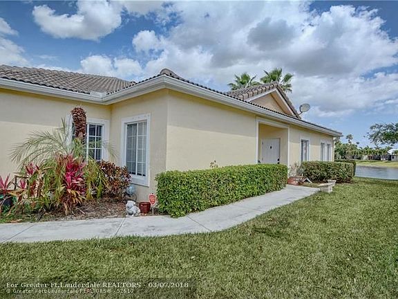 4th image of 1052 SW 42nd Ave #1052